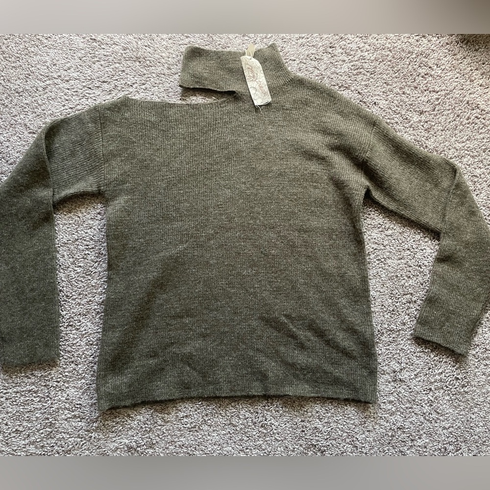 NWT Mytree assymetrical neck green sweater size M